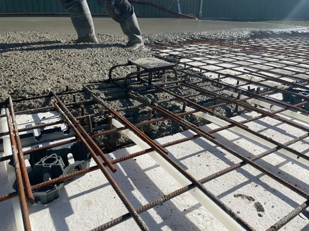 Armering och formsättning med betongblock inför gjutning