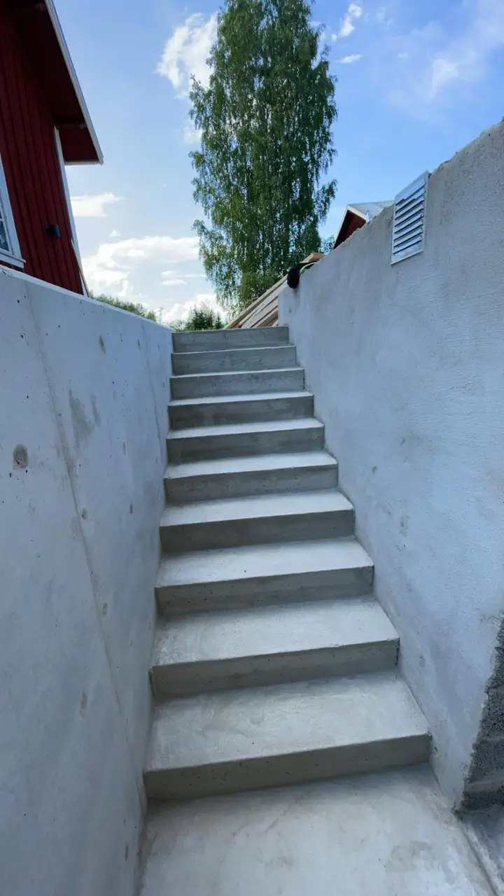 Gjutna betongtrappor vid entré