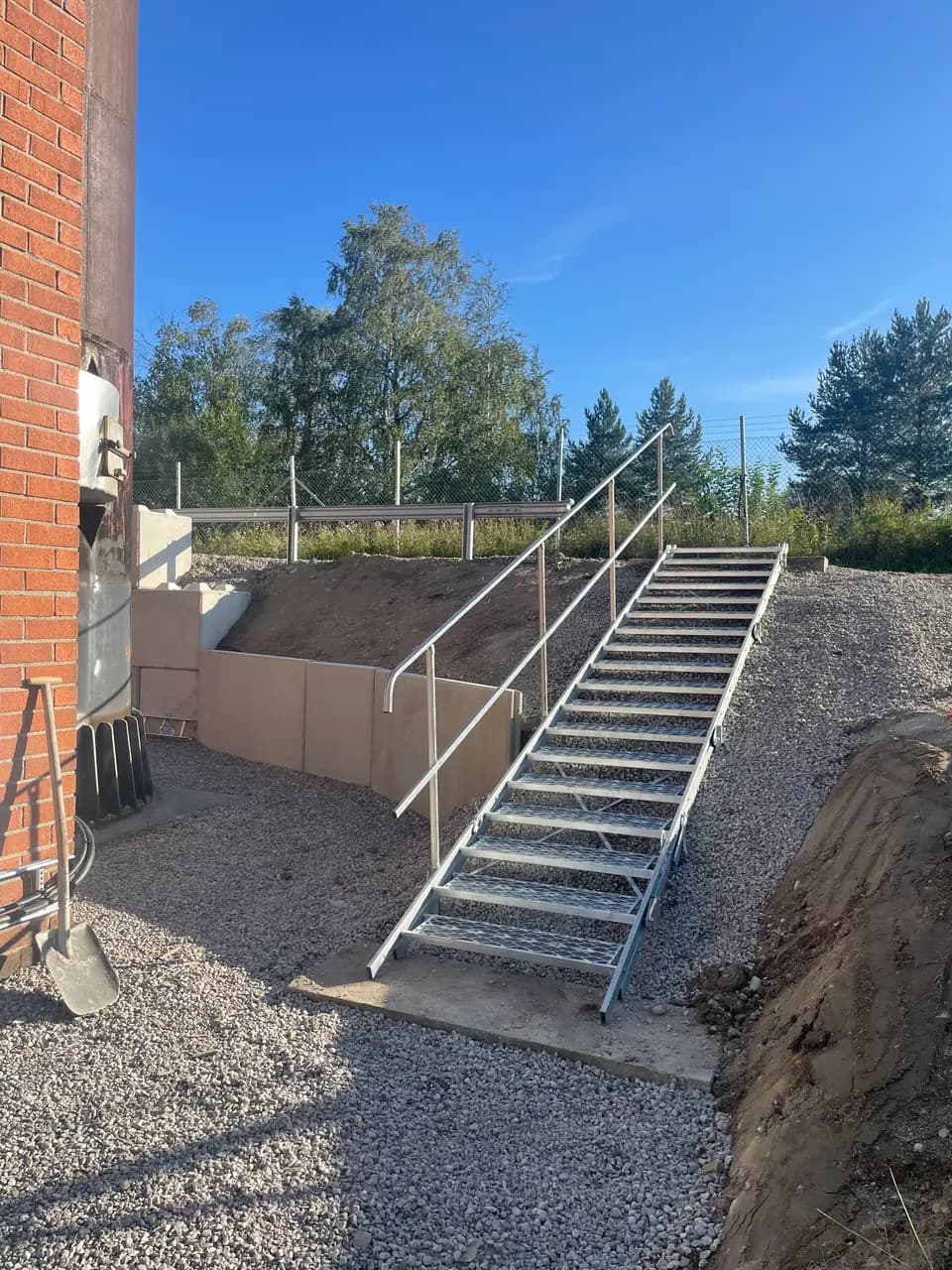 Trappa och stödmur i betong byggd på sluttande mark