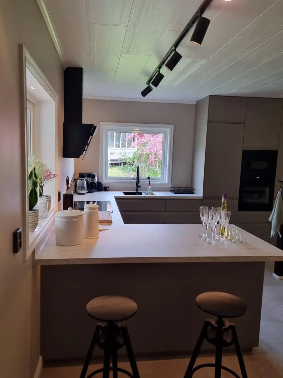 Kök med köksö och integrerad fläkt
