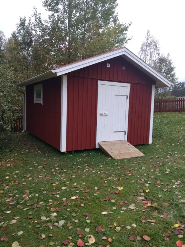 Nybyggt förråd med ramp fram till dörren