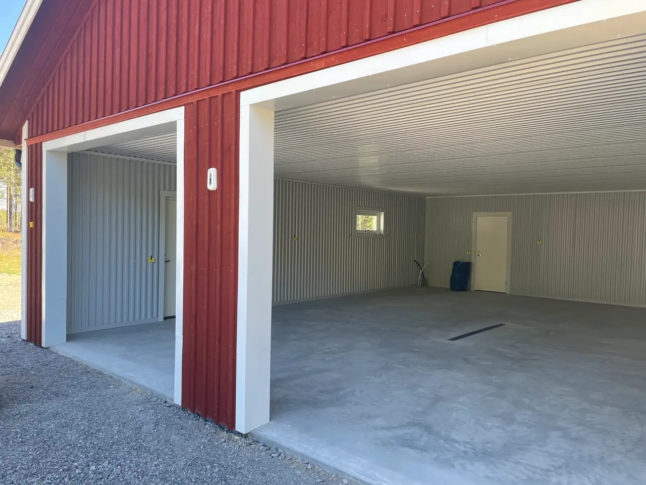 Färdigställt garage- och förrådsutrymme invändigt
