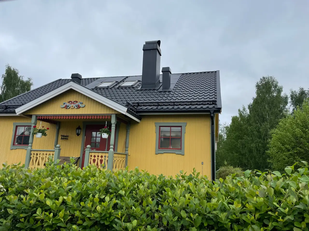 Gult hus med nylagd mörk takpanna