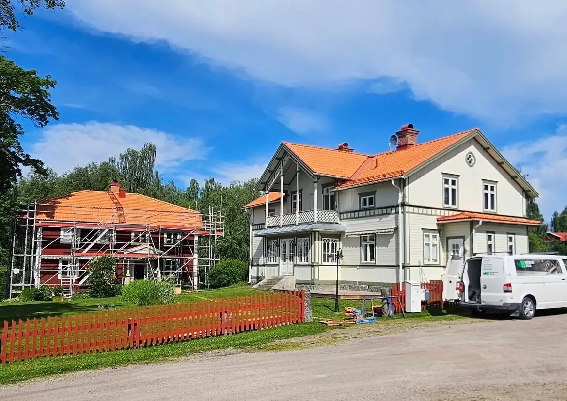 Vit villa med nylagt rött tegeltak