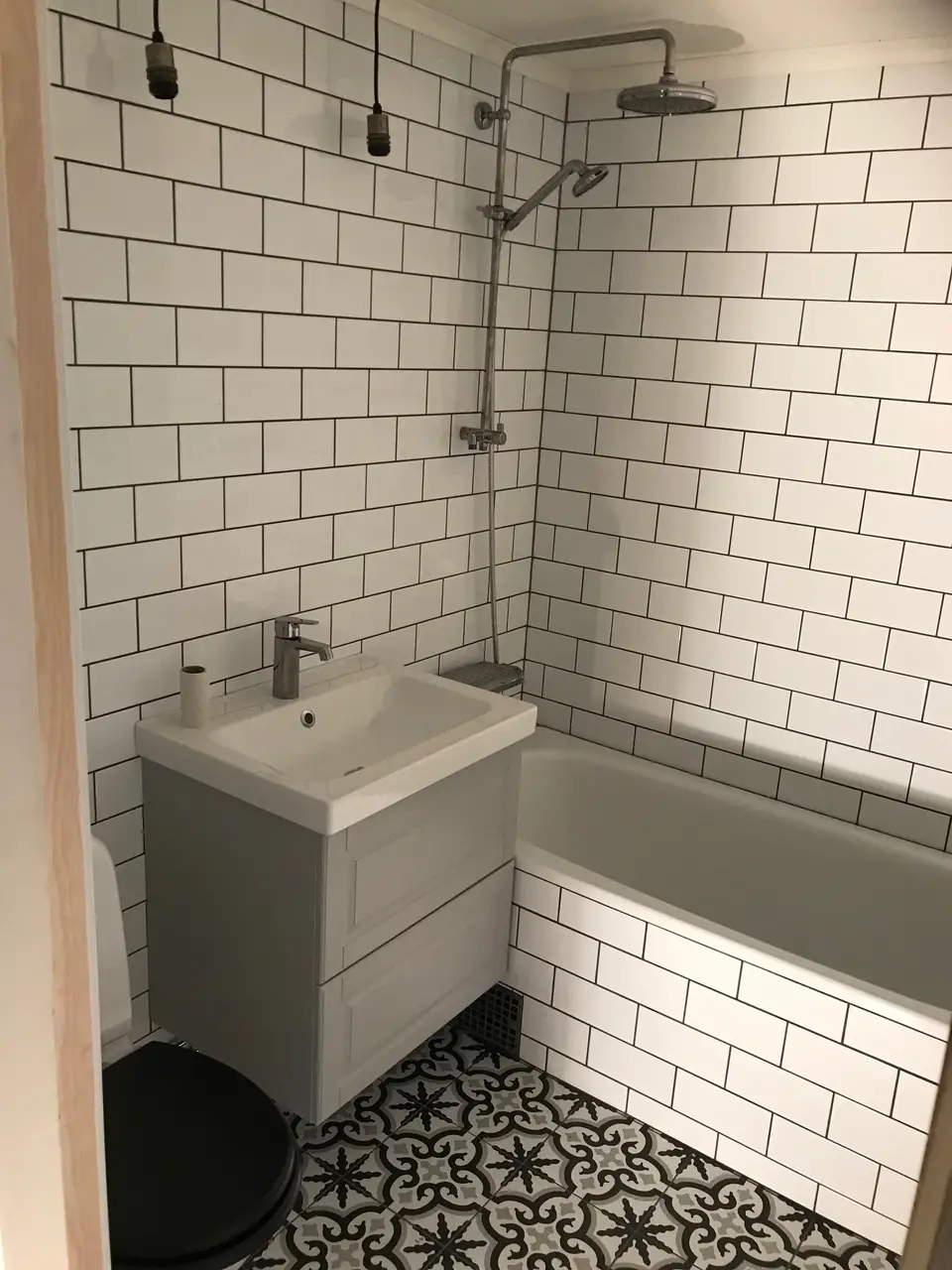 Badrum med vitt tunnelbanekakel och badkar
