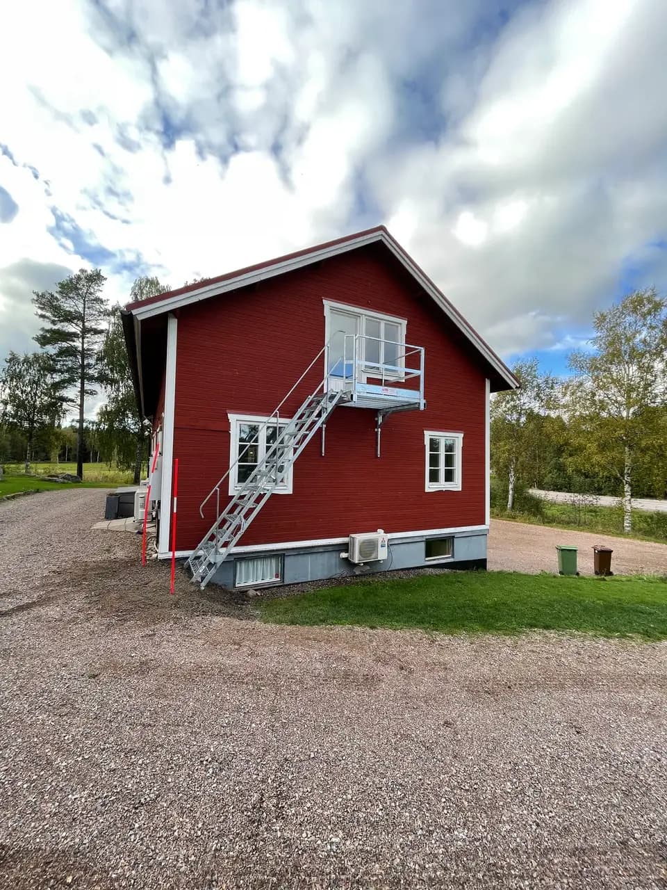 Bostadsanpassning med extern hiss monterad på husfasaden