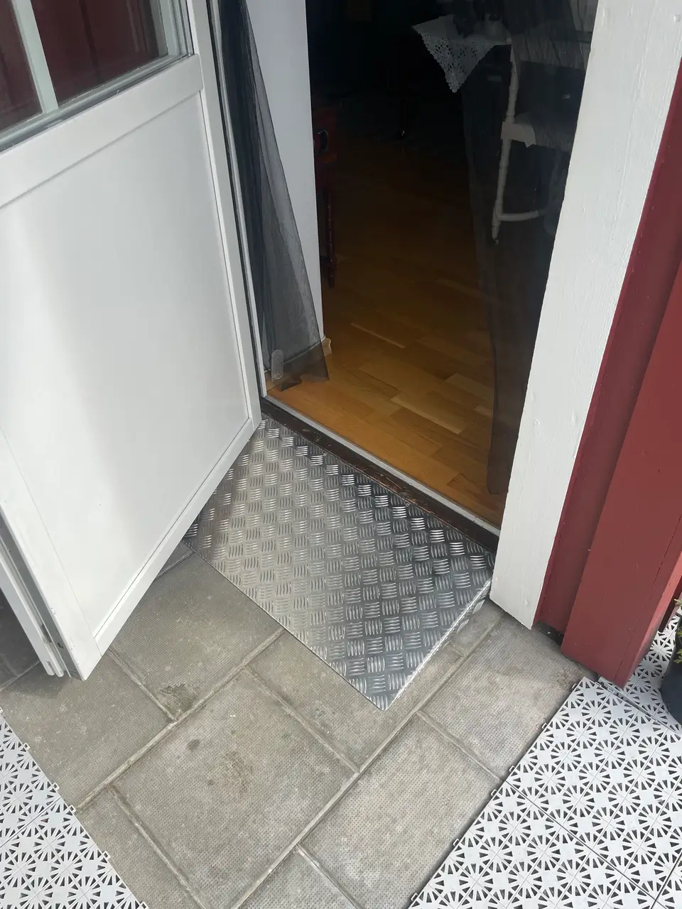 Tröskelramp monterad vid dörröppning för bättre tillgänglighet