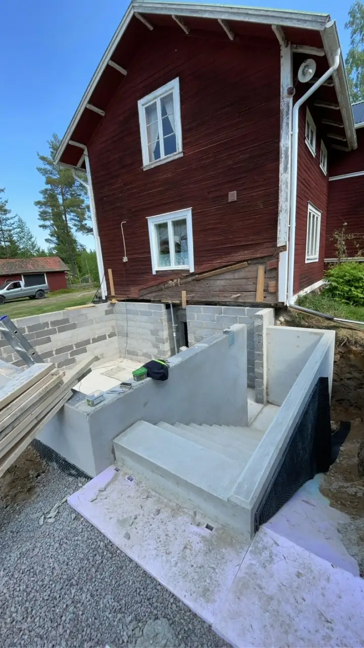 Grundläggning med betongblock inför tillbyggnad av villa