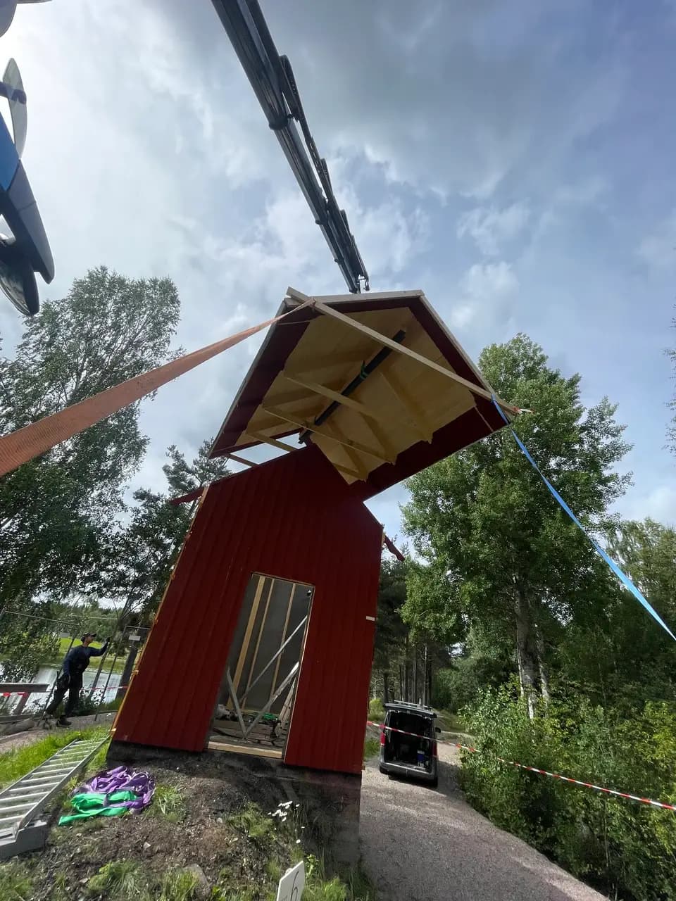 Väggelement lyfts på plats med kran vid nybyggnation