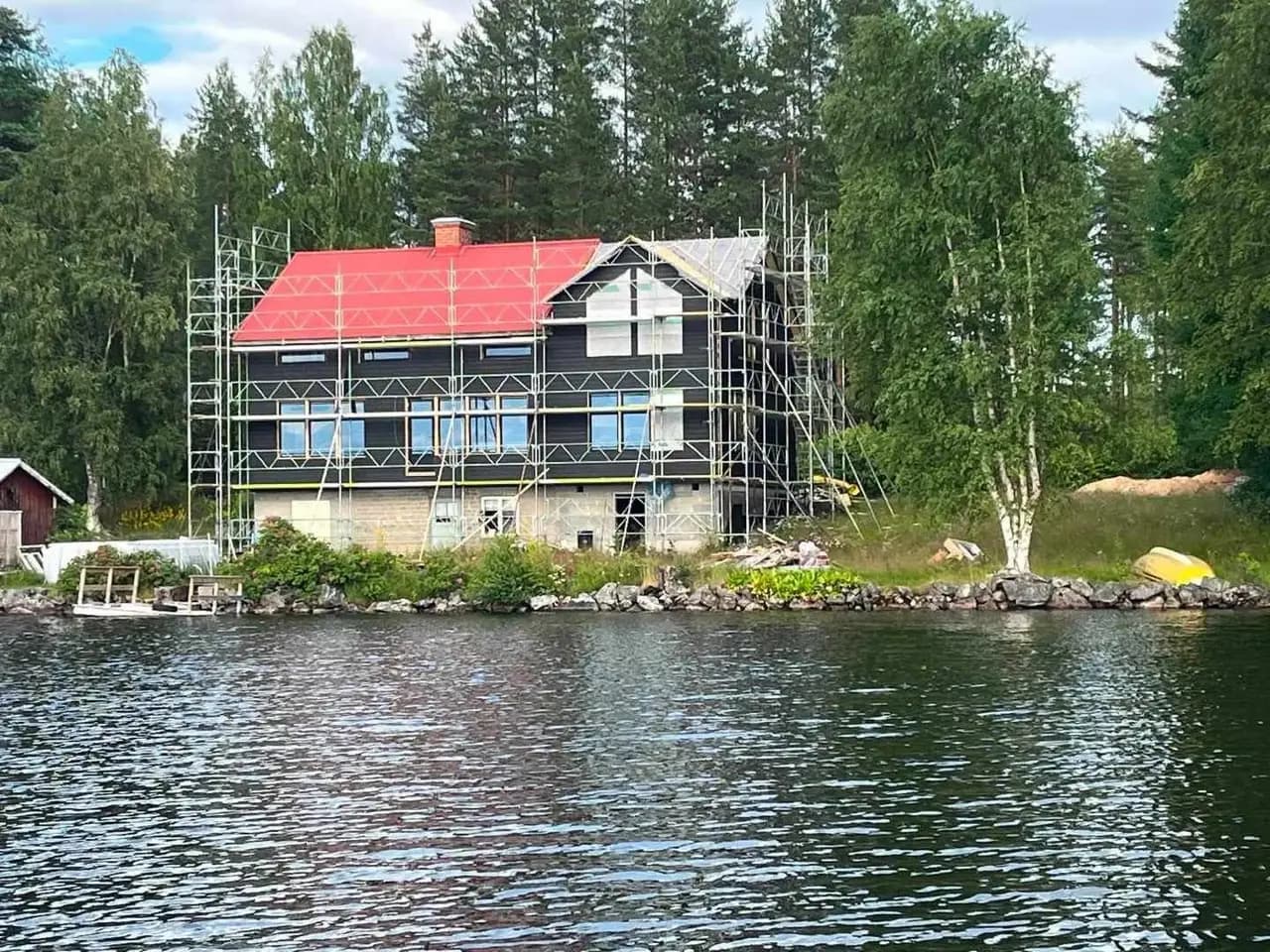 Fasad- och takrenovering av villa vid sjön