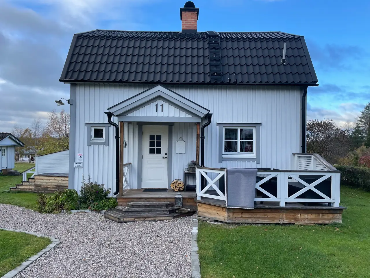 Renoverad fasad på vit villa