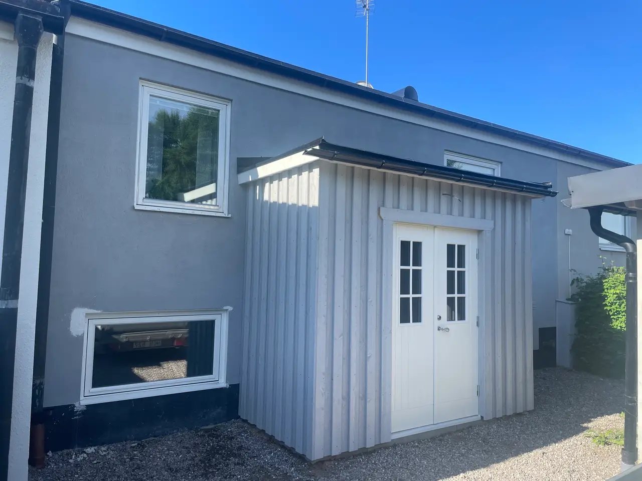 Färdig tillbyggnad med dubbeldörrar