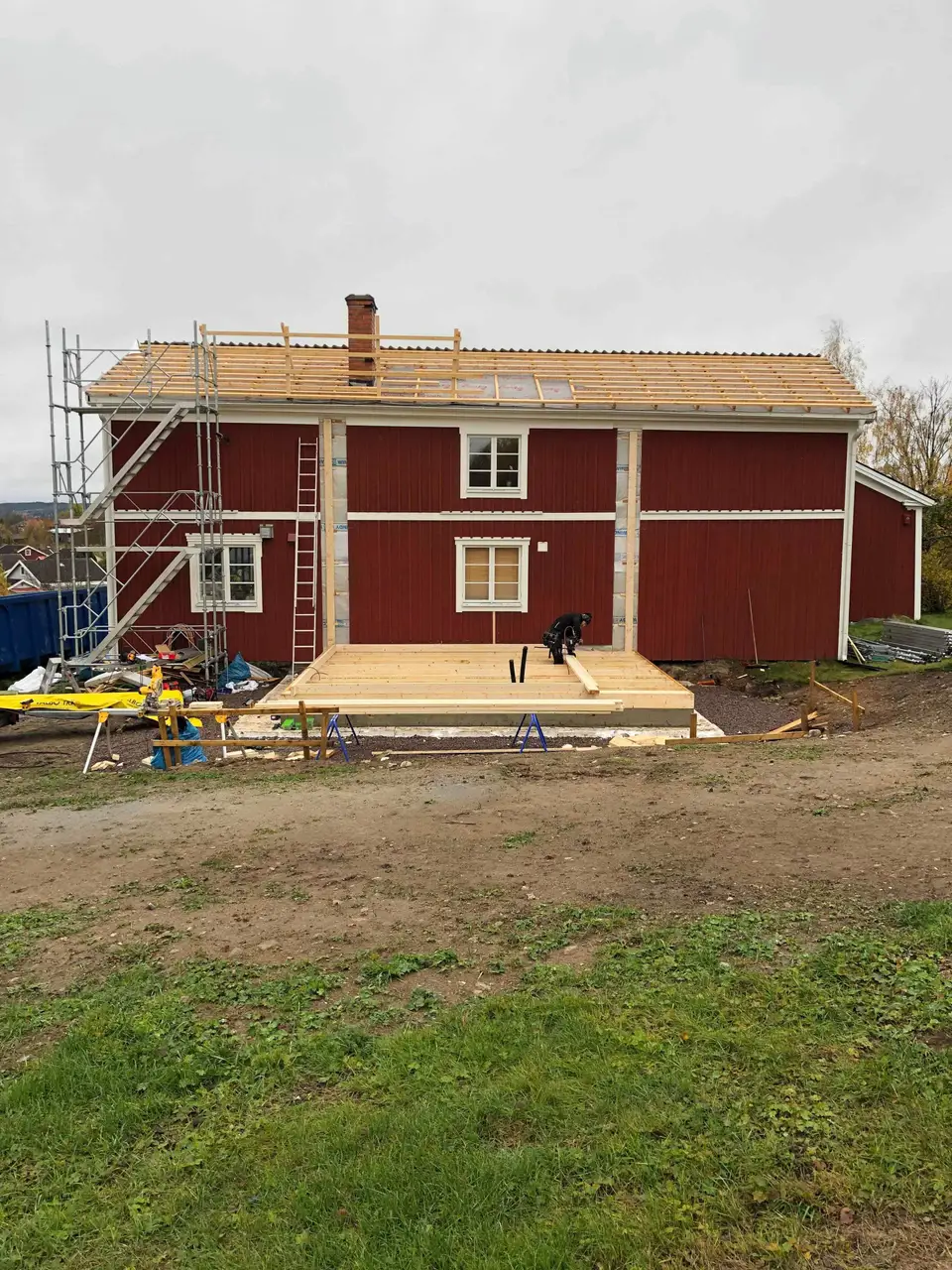 Tillbyggnad under uppförande med ställning