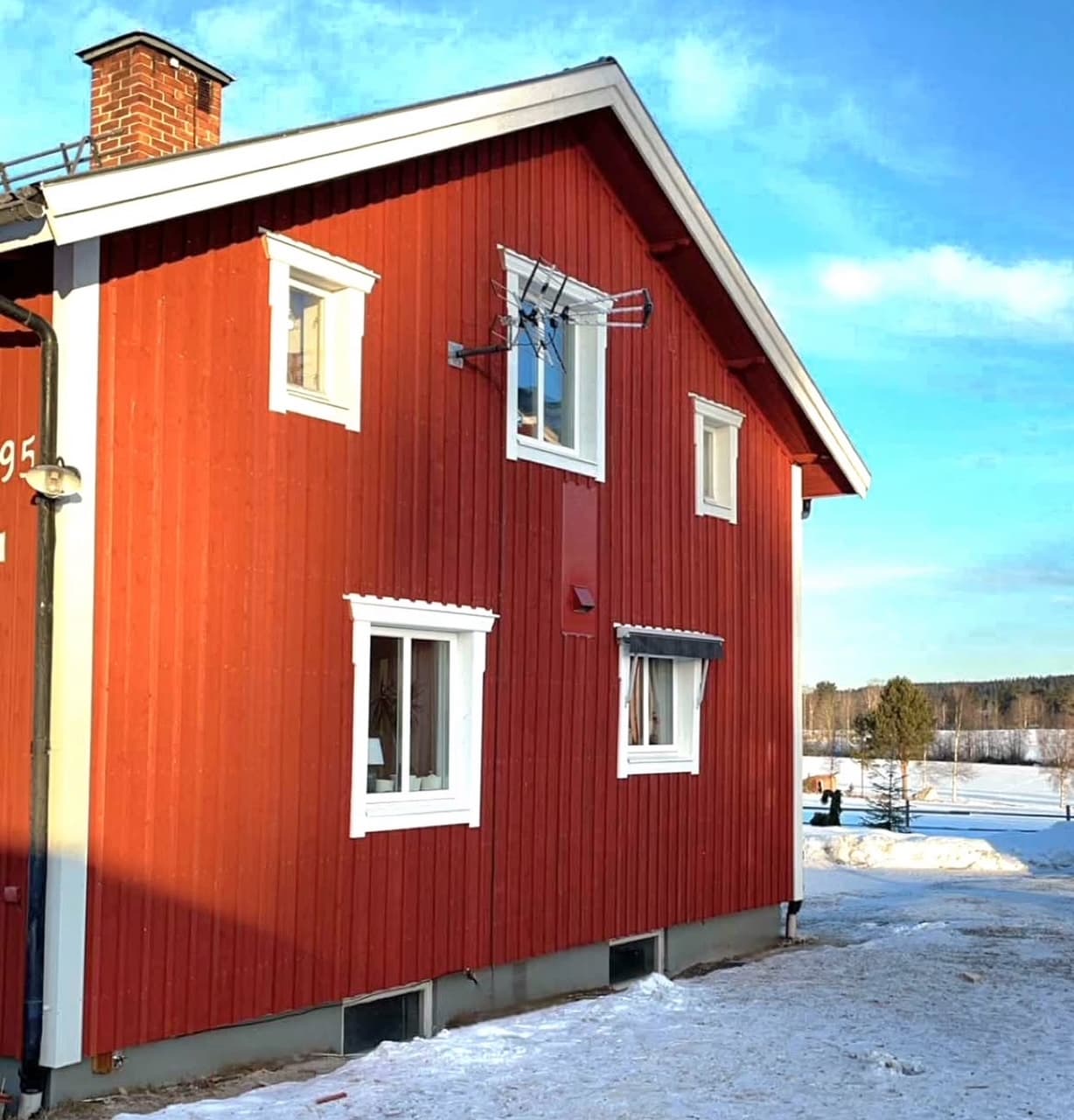 Villa med nyrenoverad fasad i träpanel